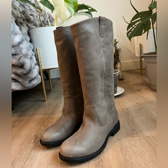 Boots - Picture 2 of 5